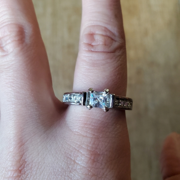 *RARE* Vintage Dainty Engagement Ring - Picture 11 of 15